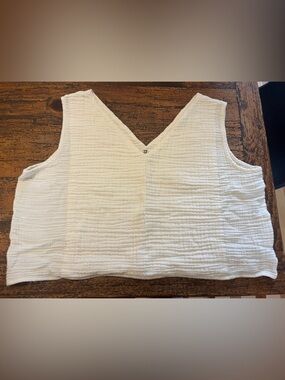 Pokoloko crinkle cotton sleeveless v-neck cropped top